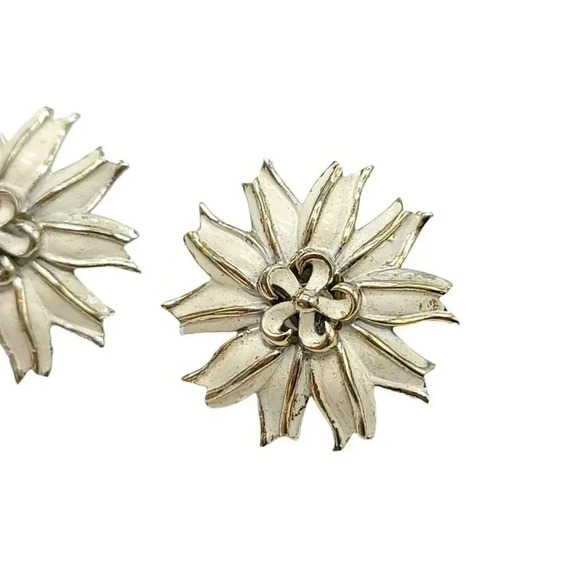 Crown Trifari White Enamel Silver Tone Flower Clip Earrings 1960s - Picture 3 of 4